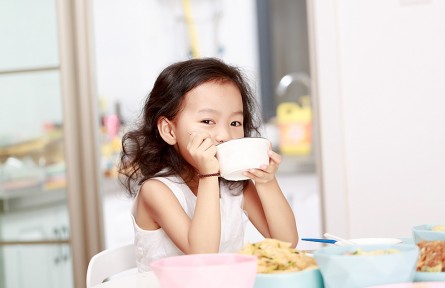 小孩吃飯時喝湯，會稀釋胃液影響消化？